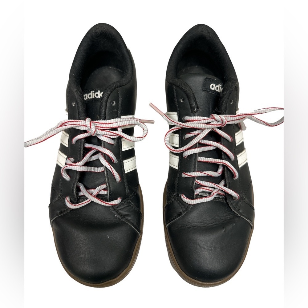 Adidas Kids Baseline Sneaker - Black with white stripes. Boys size‎ 5 Very Good